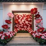 빨간색과 분홍색 자이언트 카네이션이 행사장 입구에 세워져 있는 포토존 모습으로 부드러운 조명 아래 따뜻한 분위기를 연출한다