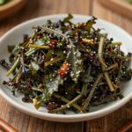 봄 산나물 홑잎나물과 취나물의 맛과 효능 접시에 담긴 홑잎나물 간장무침 나물반찬