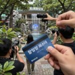 롯데월드 할인 카드로 티켓 구매하는 모습