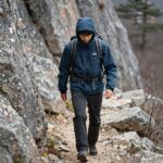 K2 알파인 익스퍼트 고어텍스 남성 바람막이를 입고 산길을 걷는 모습