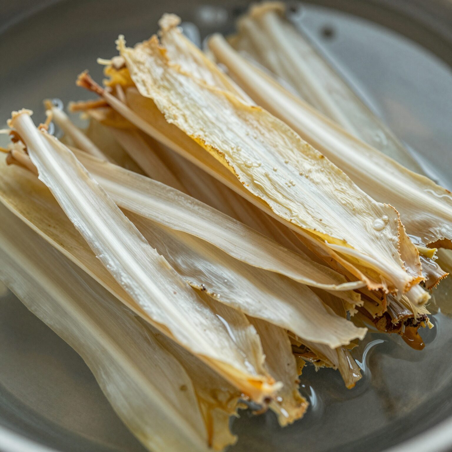 데치고 물에 담가 쓴맛을 뺀 오가피순 나물