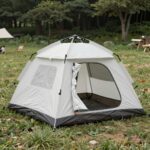 원터치텐트를 펼쳐서 자동으로 설치하는 모습, 캠핑장 풀밭 위에 설치된 텐트