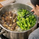 봄 제철 엄나무순 데치기와 무침 나물 만드는 법 삶아지는 엄나무순이 초록색으로 변하는 모습