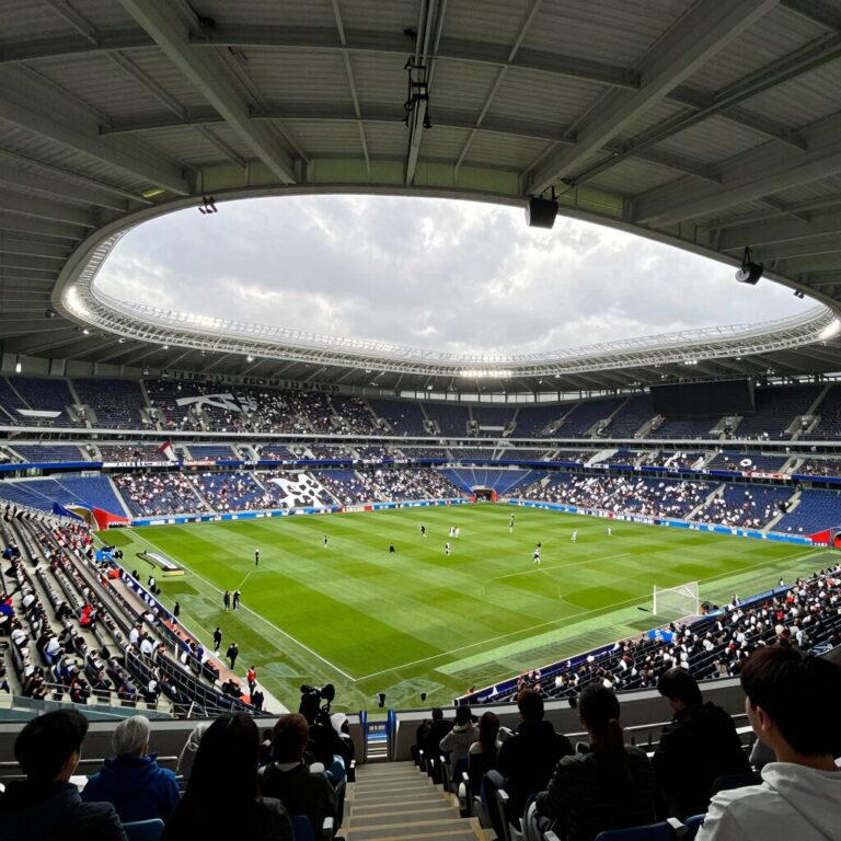 프리미어리그 경기장 내부 전경, 관중들로 가득 찬 열기 넘치는 모습