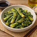 데치고 물기를 뺀 개두릅을 국간장과 들기름으로 무친 모습