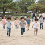 서울 어린이날에 아이들이 신나게 뛰어노는 공원 풍경