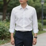 남자 셔츠를 슬랙스에 완전히 넣어 입은 모습으로 허리선이 깔끔하게 정리된 스타일