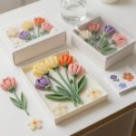 비누꽃 카네이션 DIY 키트 구성품 사진, 비누꽃, 용돈박스, 장식 소재들이 놓여있음