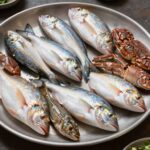 4월 제철 생선회와 광어, 숭어, 참돔, 도다리 등 다양한 종류가 접시에 담겨 있는 모습