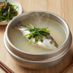 봄철 보양식으로 추천하는 가자미쑥국과 두릅나물이 담긴 식탁