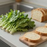 새싹채소로 만드는 건강한 샌드위치 신선한 새싹채소 믹스와 통밀빵, 수제 패티가 준비된 주방 조리대