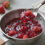 딸기잼이 냄비에서 보글보글 끓고 있는 모습