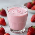 냉동 딸기와 그릭요거트로 만든 진한 분홍색 스무디가 담긴 유리잔