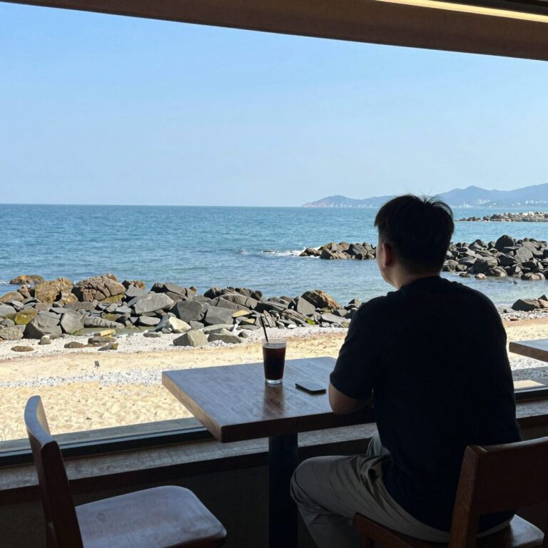 태안 바다횟집 태안본점의 창가 자리에서 바라본 마검포 바다 전경