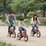 유아 세발자전거 선택과 연습 시기 아이와 부모가 공원에서 세발자전거 연습하는 모습