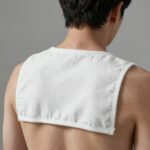겨드랑이 땀패드를 피부에 부착하는 방법을 보여주는 사진