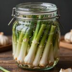 마늘쫑장아찌 유리병에 담긴 모습
