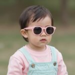 킨더스펠선글라스 유아 눈보호 필수템 추천 만3세 아이가 킨더스펠 토들러 선글라스를 착용한 모습, 핑크와 민트 컬러가 산뜻한 패션을 완성