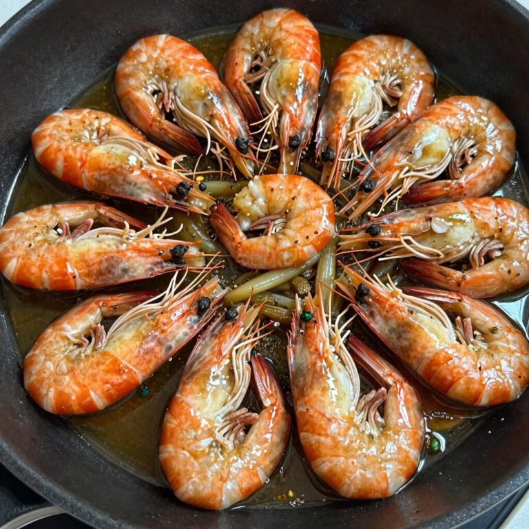 완성된 새우 마늘쫑볶음 접시에 담긴 모습, 윤기 나고 통깨가 뿌려져 있음