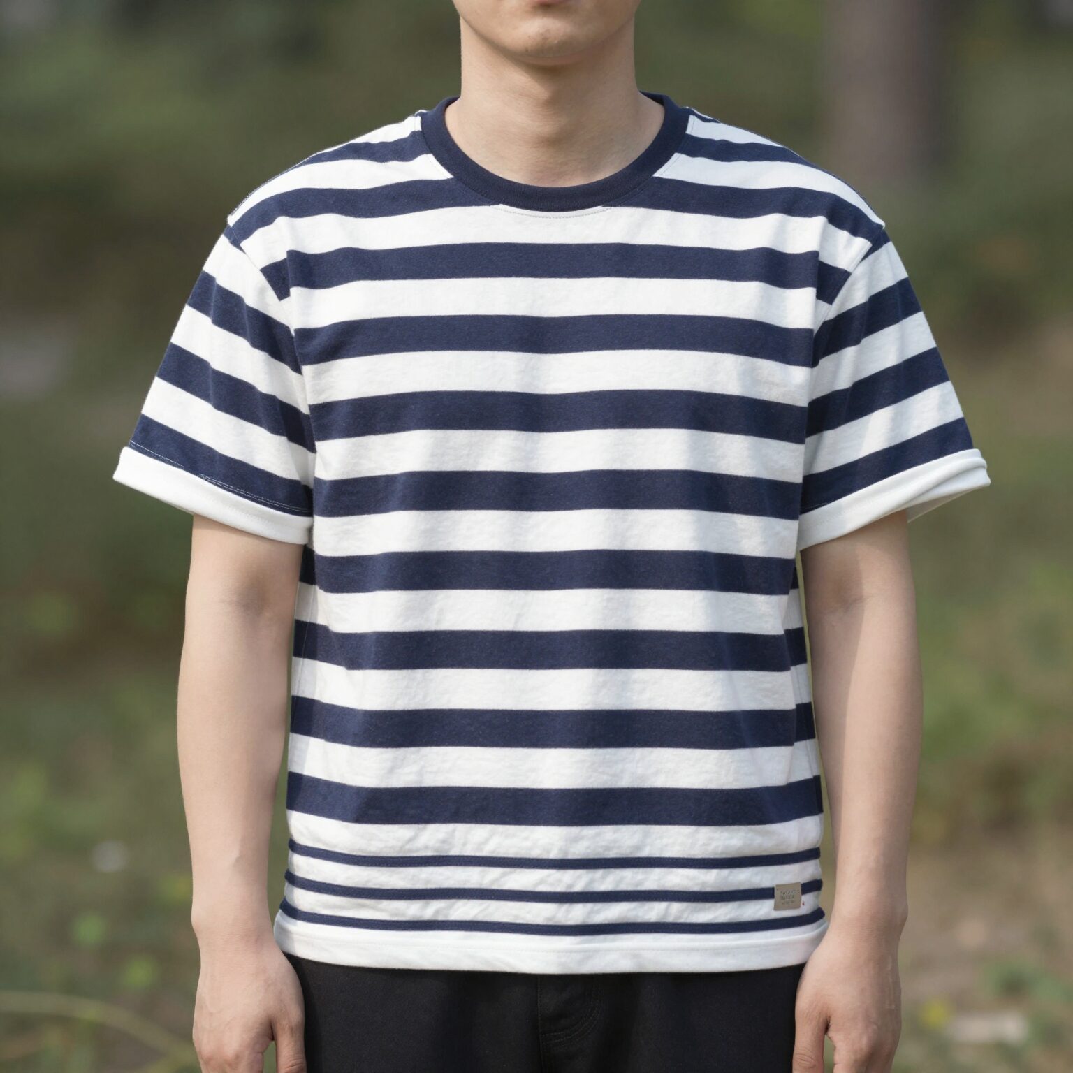 톰브라운 반팔티 네이비 화이트 스트라이프 코디