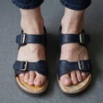 발렌티노 샌들 밑창 보강 발렌티노 샌들 비브람 밑창보강 전후 비교 사진 복원 전 까진 앞코와 닳은 밑창 복원 후 매끄러운 표면과 보강된 밑창
