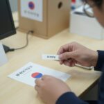 유권자의 날 내 첫 투표 후기 그리고 꼭 알아야 할 팁 유권자의 날 투표소에서 한 표를 행사하는 사람의 손 사진