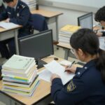 28기 순경 시험 준비 책상 위 교재와 노트, 경찰 시험 공부 모습
