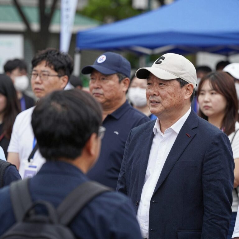 서울 부산 대구 지방선거 후보들의 공식 선거운동 첫날 유세 모습과 시민과의 소통 현장