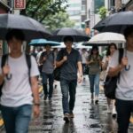 2026년 7월 장마기간 완벽 대비 2026년 7월 장마철 도시의 빗길 풍경과 우산 쓴 사람들