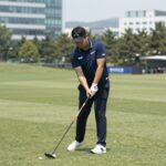노승희 프로가 2025 시즌 하이트진로 챔피언십에서 어프로치 샷을 준비하는 모습. 안정적인 자세와 집중된 표정이 인상적이다.
