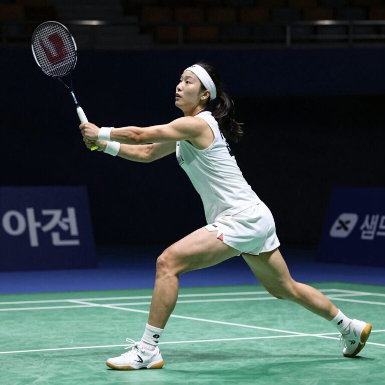 심유진 배드민턴 선수가 코트에서 스매시를 준비하는 모습