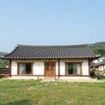 양평 풀빌라 펜션 독채 숙소 외관과 잔디 마당 전경