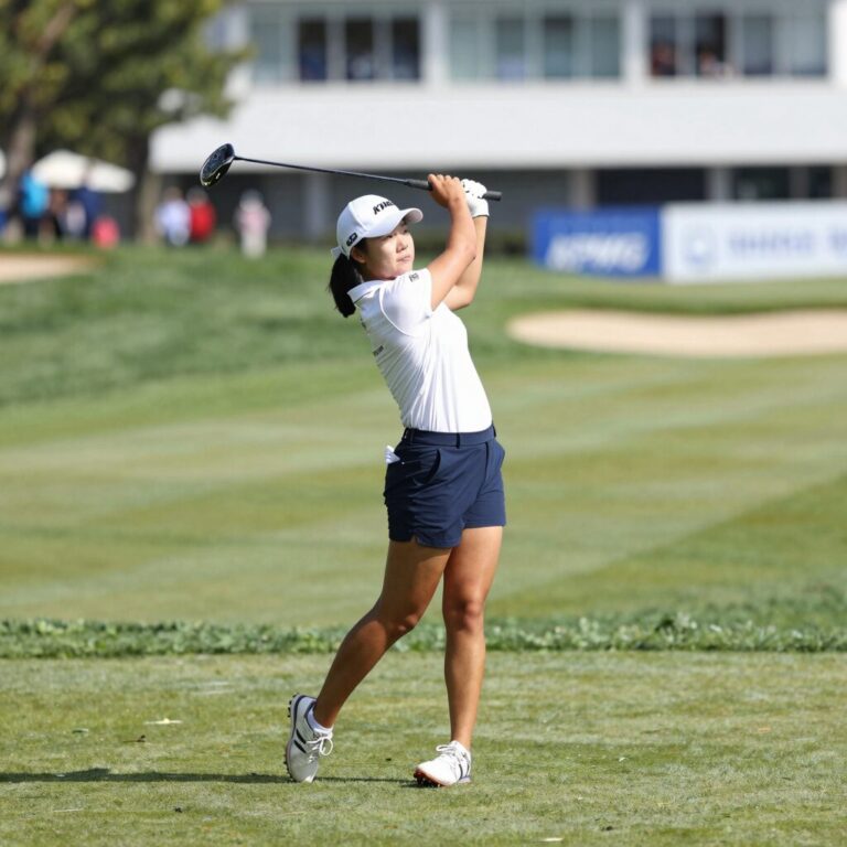 KPMG 위민스 PGA 챔피언십 1라운드에서 9언더파를 기록한 윤이나 선수가 페어웨이에서 드라이버를 휘두르는 모습, 헤이즐틴 내셔널 골프클럽 배경
